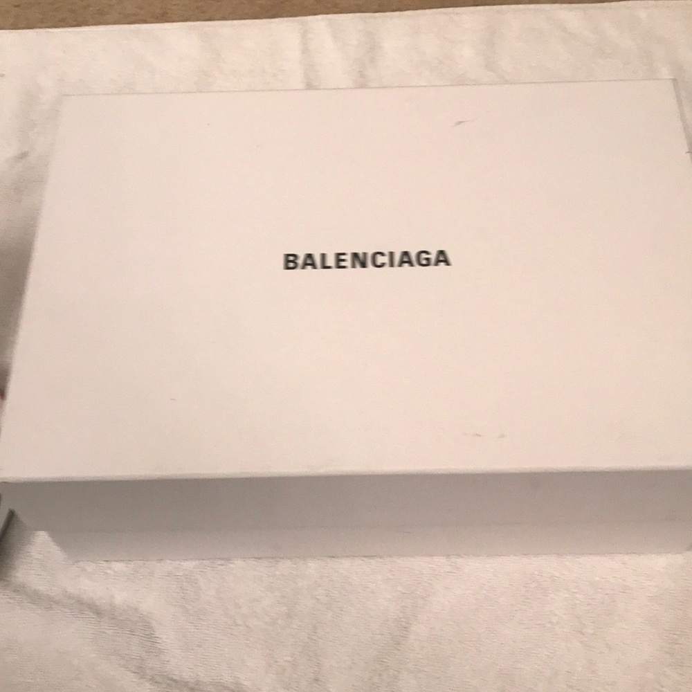 Balenciaga black and pink in color hard to findπ₯ - Picture 7 of 8